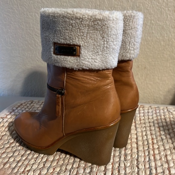 B. Makowsky Boots in Size 9. - Picture 8 of 9